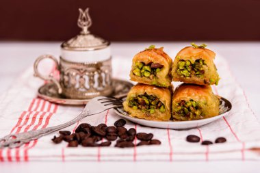 Türk lokumu - Türk kahvesi ile baklava geleneksel tatlılar