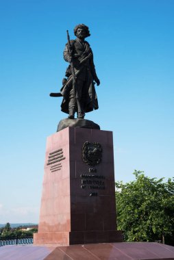 Irkutsk, Rusya - 7 Temmuz 2019. Angara Nehri kıyısında geceleri Irkutsk Şehrinin Kurucuları Anıtı. Vatandaşlardan Irkutsk Kurucuları 1661 Kurucuları 2011 yazıile yazılmıştır.