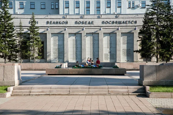 Rusia, Irkutsk - 7 de julio de 2019: Casa de los Soviets, Gobierno de la Región de Irkutsk. Edificio de la Administración Regional en el centro de la ciudad y memorial de la Segunda Guerra Mundial — Foto de Stock