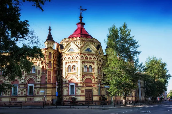 Rusia, Irkutsk - 7 de julio de 2019: Palacio de la creatividad infantil y juvenil. Antes de la revolución la mansión del comerciante-millonario A. F. Vtorov en la calle Zhelyabov — Foto de Stock