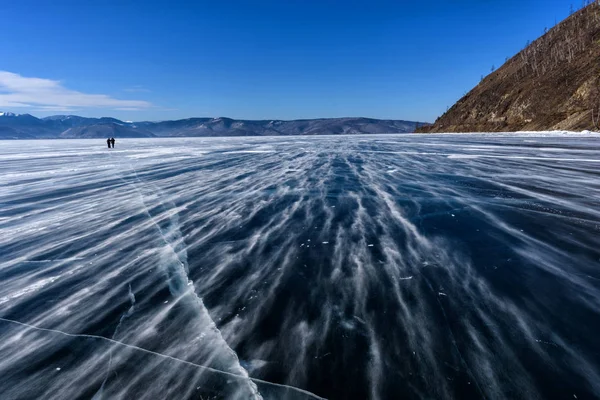 Lago Baikal congelado. Bela montanha perto da superfície do gelo em um dia gelado. Fundo natural — Fotografia de Stock