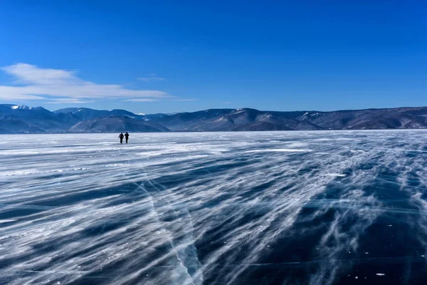 Замороженное озеро Байкал. Гора у ледяной глади в морозный день. Естественный фон — стоковое фото