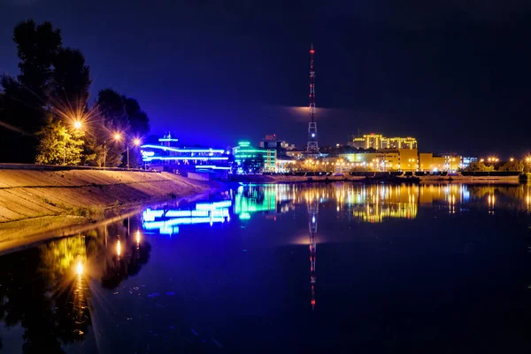 Росія, Іркутськ-19 липня 2019: Colorfull відображення в річці ангара ніч фото біля набережної, Іркутськ — стокове фото