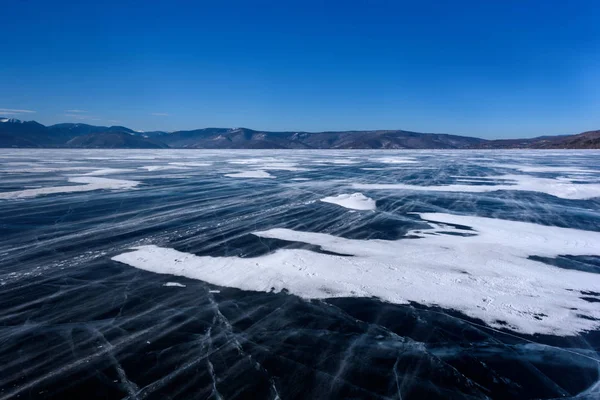 Der zugefrorene Baikalsee. schöner Berg in der Nähe der Eisfläche an einem frostigen Tag. Natürlicher Hintergrund — Stockfoto