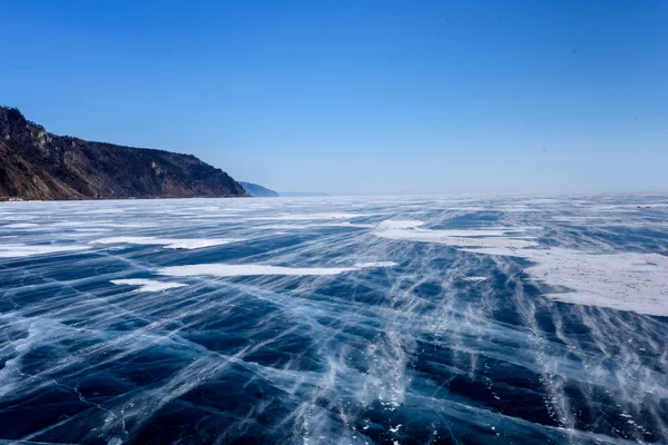 얼어붙은 호수 바이칼. 서리가 내린 날 얼음 표면 근처 아름 다운 산. 자연 배경 — 스톡 사진