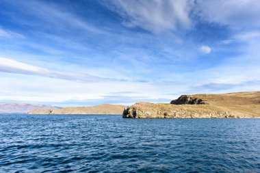 Baykal Gölü ve güzel gökyüzü ve bulutlar ile Sibirya dağları, Rusya Oklhon adası