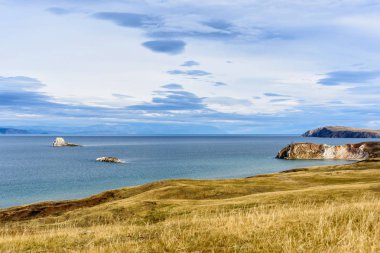 Baykal Gölü ve güzel gökyüzü ve bulutlar ile Sibirya dağları, Rusya Oklhon adası