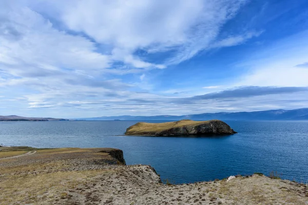 バイカル湖と美しい空と雲とシベリアの山々、ロシアオクルホン島 — ストック写真