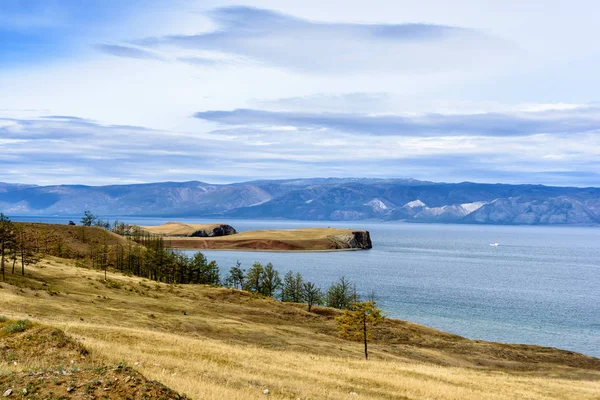 贝加尔湖和西伯利亚的山脉与美丽的天空和云彩，俄罗斯奥克伦岛 — 图库照片