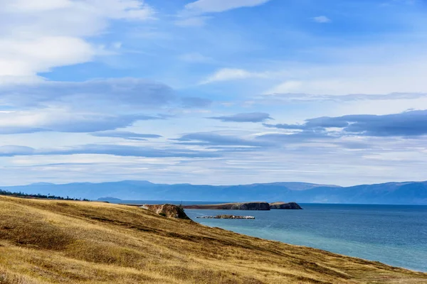 Lago Baikal y las montañas de Siberia con el cielo hermoso y las nubes, Rusia Isla de Oklhon — Foto de Stock