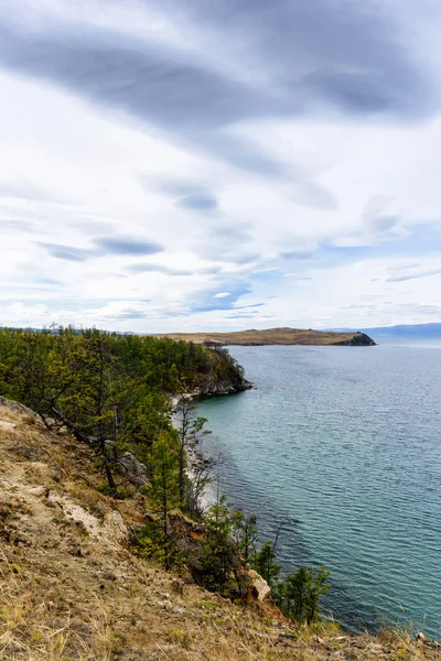 Lago Baikal y las montañas de Siberia con el cielo hermoso y las nubes, Rusia Isla de Oklhon — Foto de Stock