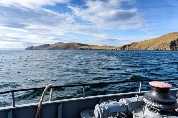 Irkutsk bölgesi, Rusya - 16 Eylül 2017: Olhun adasından Baykal Gölü üzerinden anakaradaki Sakhyurta köyüne giden feribottan manzara. Feribot Semen Batagaev Olkhon Kapısı veya Olkhonskiye geçiş