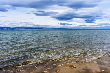 Baykal Gölü ve güzel gökyüzü ve bulutlar ile Sibirya dağları, Rusya Oklhon adası