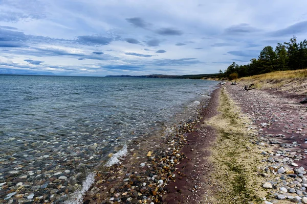 Baikalmeer en bergen van Siberië met prachtige hemel en wolken, Rusland Oklhon eiland — Stockfoto