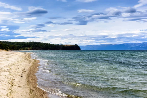 Lago Baikal y las montañas de Siberia con el cielo hermoso y las nubes, Rusia Isla de Oklhon —  Fotos de Stock