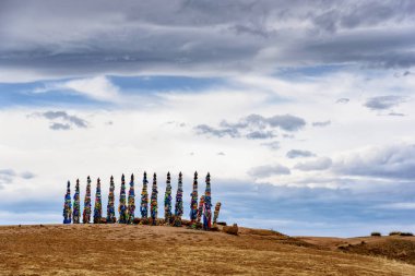 Güzel gökyüzü ve bulutlar ile Olkhon adasında Kutsal gömme yer, Baykal Gölü, Rusya