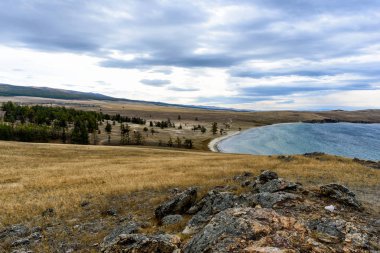 Baykal Gölü, güzel gökyüzü ve bulutlar ile Sibirya ağaç ve dağlar, Rusya Oklhon adası
