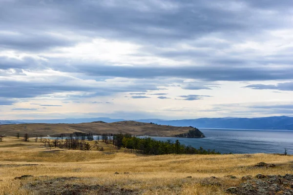 Lago Baikal, árbol y montañas de Siberia con hermoso cielo y nubes, Rusia Isla de Oklhon — Foto de Stock