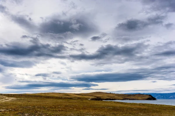 バイカル湖、美しい空と雲とシベリアの木々や山々、ロシアオクルホン島 — ストック写真