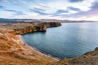 Baykal Gölü, ağaçlar ve güzel gökyüzü ve bulutlar ile Sibirya dağları, Rusya Oklhon adası