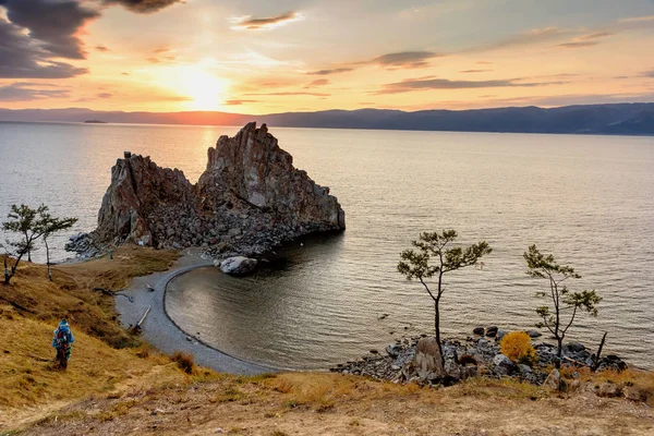 Shamanka Rock en el lago Baikal cerca de Khuzhir en la isla Olkhon en Siberia, Rusia. Puesta de sol en el lago Baikal — Foto de Stock