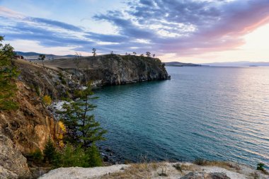 Baykal Gölü, ağaçlar ve güzel gökyüzü ve bulutlar ile Sibirya dağları, Rusya Oklhon adası