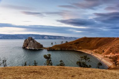 Baykal Gölü, ağaçlar ve güzel gökyüzü ve bulutlar ile Sibirya dağları, Rusya Oklhon adası