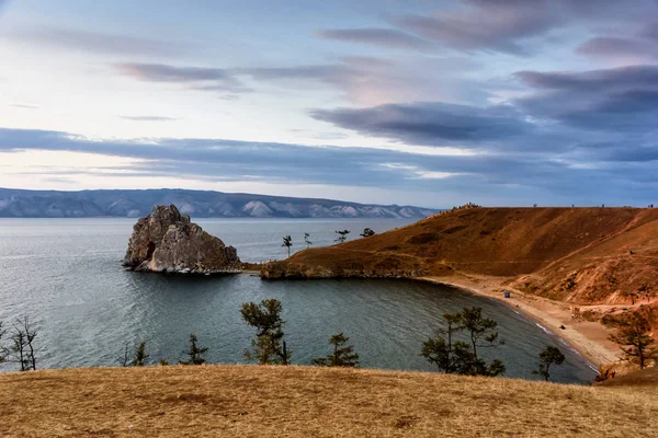 Lago Baikal, árboles y montañas de Siberia con hermoso cielo y nubes, Rusia Isla de Oklhon — Foto de Stock