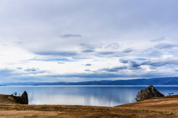 Lago Baikal, árboles y montañas de Siberia con hermoso cielo y nubes, Rusia Isla de Oklhon —  Fotos de Stock