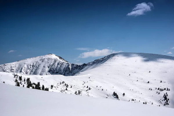 Hamar Daban bölgesinde dağların güzel görünümü. Panorama — Stok fotoğraf