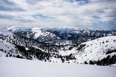 Hamar Daban bölgesinde dağların güzel görünümü. Panorama