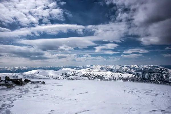 Prachtig uitzicht op de bergen in de Hamar Daban gebied. Panorama — Stockfoto