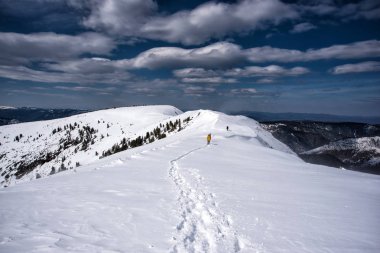 Irkutsk region, Rusya, Slyudyanka - 13 Nisan 2019: İnsan Silueti dağda yürüyüş ve kar arka görünümünde