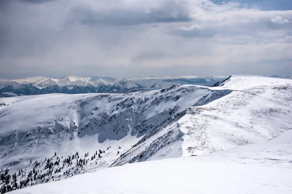 Prachtig uitzicht op de bergen in de Hamar Daban gebied. Panorama — Stockfoto