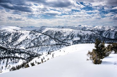 Hamar Daban bölgesinde dağların güzel görünümü. Panorama