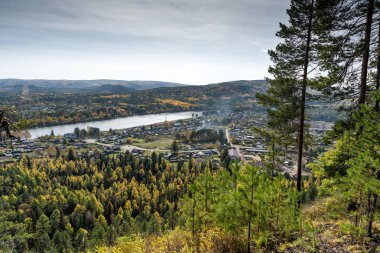 Nehir, kaya ve sonbahar ormanı. Yukarıdan görüntüle.