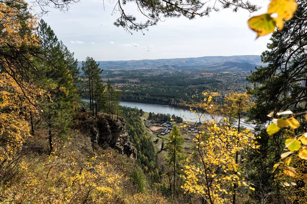 Fluss, Felsen und Herbstwald. Blick von oben. — Stockfoto