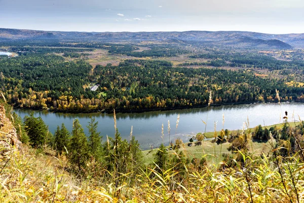 Région d'Irkoutsk, Russie, Chamanka - 22 septembre 2019 : Les gens restent sur le rocher dans la forêt les mains en l'air. Vue d'en haut . — Photo