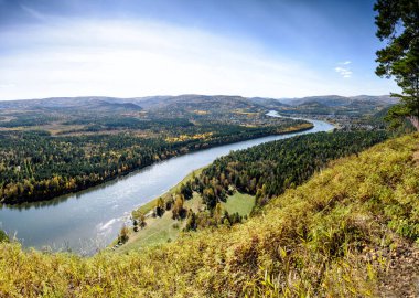 Nehir, kaya ve sonbahar ormanı. Yukarıdan görüntüle.