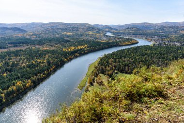 Nehir, kaya ve sonbahar ormanı. Yukarıdan görüntüle.