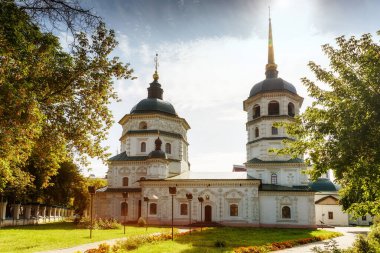 Irkutsk, Rusya - 18 Eylül 2019: Irkutsk, Kutsal Üçlemeci Kilisesi, 1750 - 1778 yıllarında inşa edildi. Irkutsk 'taki en eski ortodoks kiliselerinden biri..