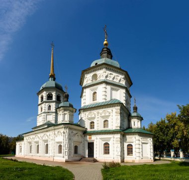 Irkutsk, Rusya - 18 Eylül 2019: Irkutsk, Kutsal Üçlemeci Kilisesi, 1750 - 1778 yıllarında inşa edildi. Irkutsk 'taki en eski ortodoks kiliselerinden biri..