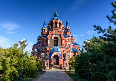 Irkutsk, Rusya - 8 Ekim 2019 Kazan Meryem Ana 'nın ağaçlı kilisesinin güzel manzarası