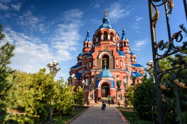 Irkutsk, Rusya - 8 Ekim 2019: Kızlar Kazan Hanımefendimizin kilisesinin yakınında telefonla fotoğraf çekiyorlar.