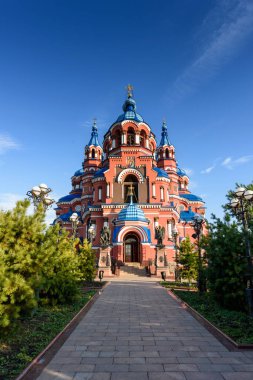 Irkutsk, Rusya - 8 Ekim 2019 Kazan Meryem Ana 'nın ağaçlı kilisesinin güzel manzarası