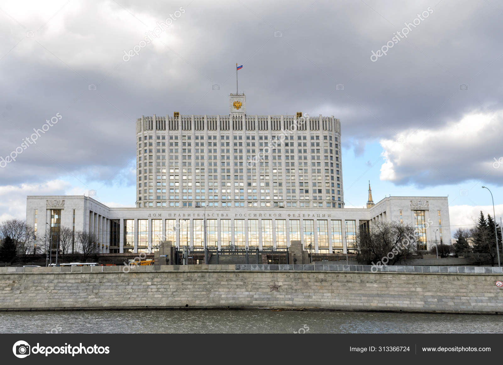 2014年3月11日：在莫斯科的俄罗斯联邦政府或白宫。 始建于1965年至1979年，是俄罗斯最高苏维埃—— 库存社论照片© kuzenkova  #313366724