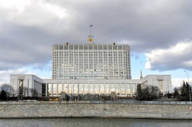 Moskova, Rusya - 11 Mart 2014: Rusya Federasyonu Hükümeti veya Moskova 'daki Beyaz Saray. 1965 'ten 1979' a kadar Rusya 'nın Yüksek Sovyeti olarak inşa edildi.