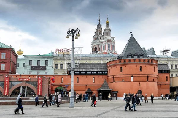 Moskwa, Rosja - 8 marca 2014: Nieznani ludzie spacerują po Placu Teatralnym w pobliżu restauracji Old Tower. Znajduje się on w starożytnych Chinach-muru miasta. W tle - Katedra Zbawiciela klasztoru Zaikonospassky — Zdjęcie stockowe