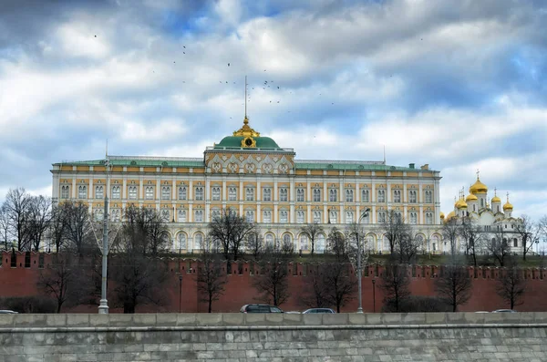 MOSCÚ, RUSIA - 11 DE MARZO DE 2014: Gran Palacio del Kremlin Bolshoy Kremlyovskiy Dvorets. Vista desde el dique del río Moscú . — Foto de Stock