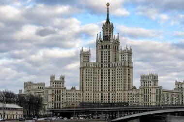 Moskova, Rusya - 11 Mart 2014: Kotelnicheskaya seti üzerinde Stalins yüksek binası bulunan Moskova şehir manzarası